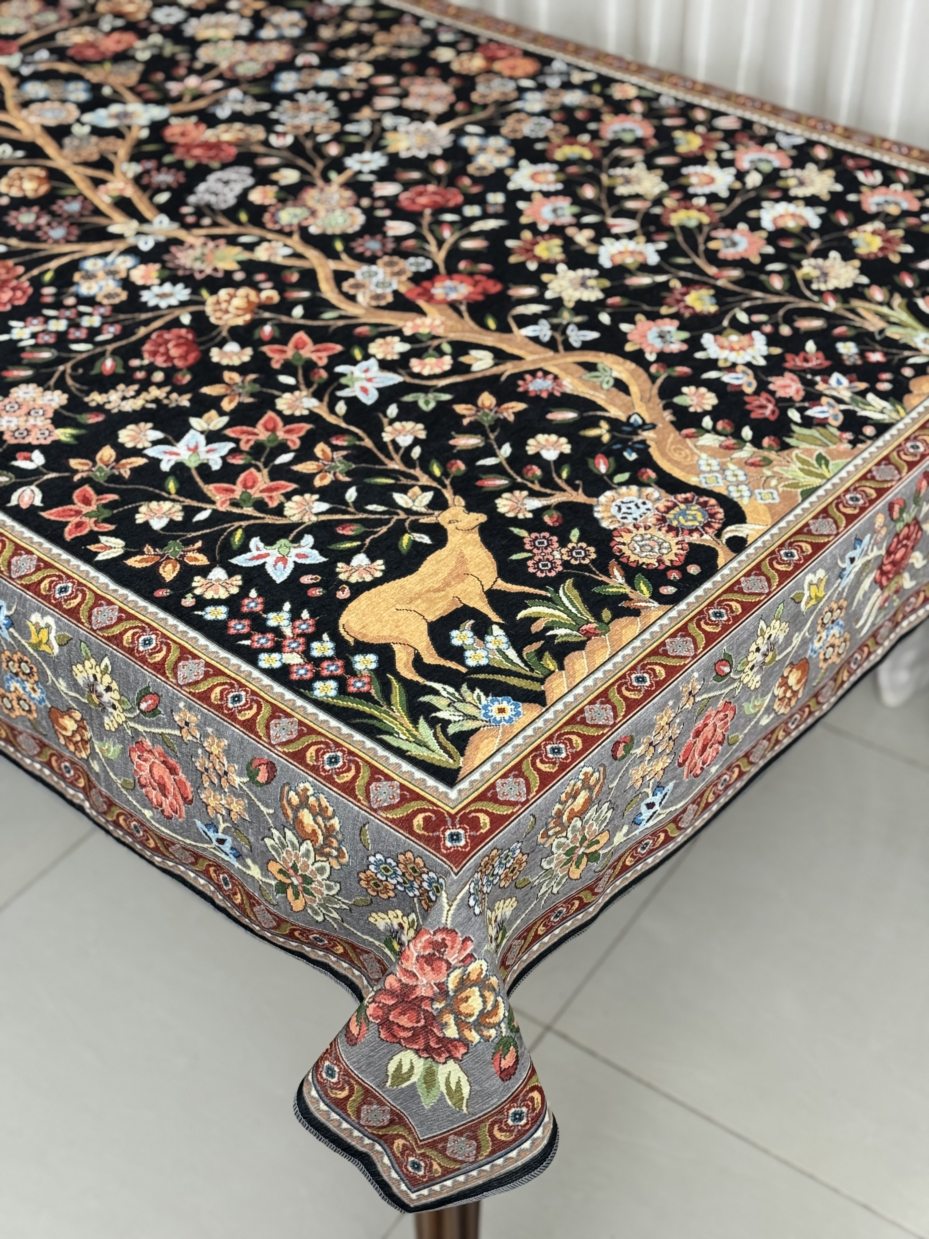 سفره پارچه ای (طرح آهو) جنس مخمل ابریشم ضد لک