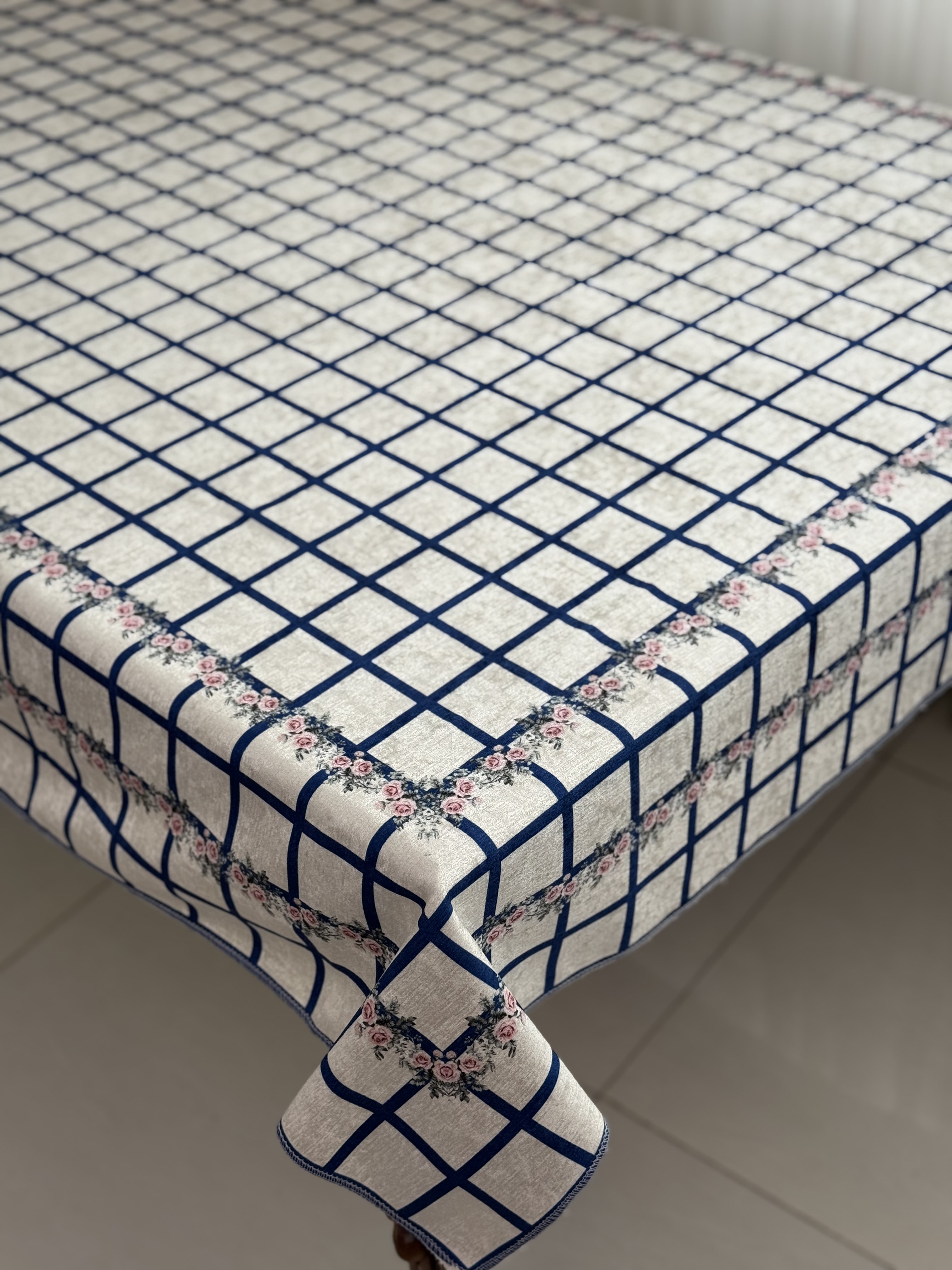 سفره پارچه ای (طرح ویانا) جنس مخمل ابریشم ضد لک