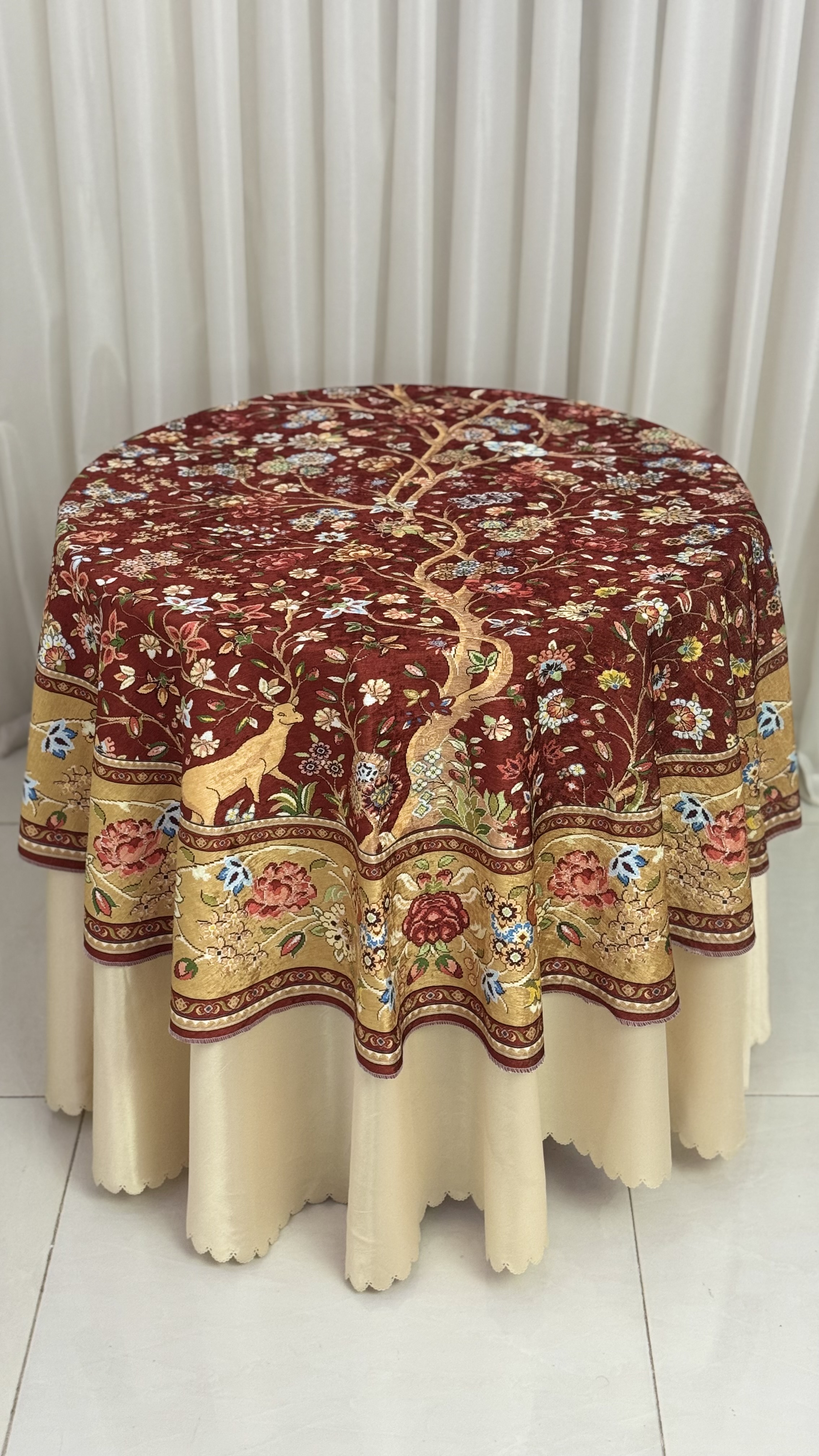 رومیزی گرد (طرح آهو) جنس مخمل ابریشم ‌ضد لک