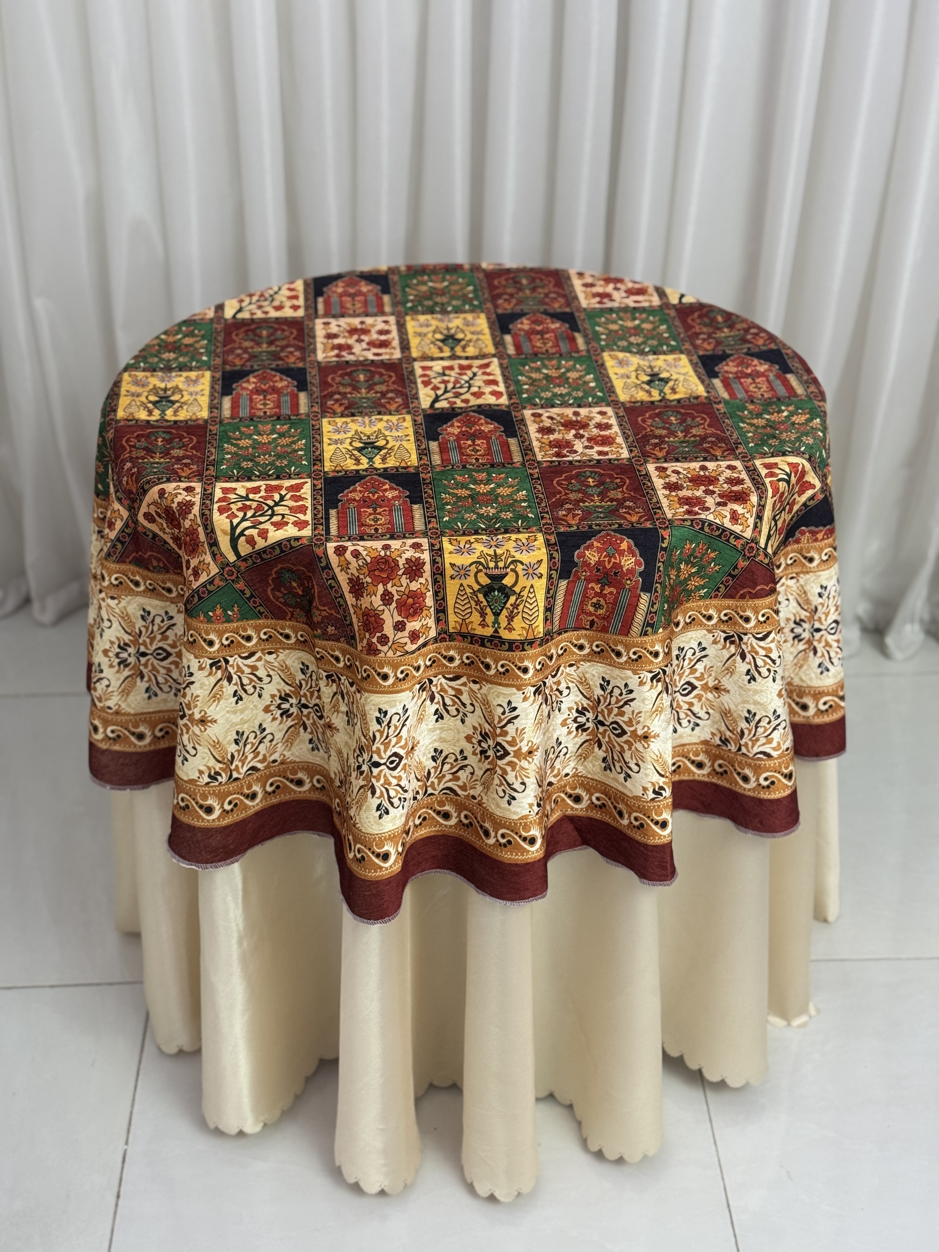 رومیزی گرد ( طرح چهل تیکه ) جنس مخمل ابریشم ضد لک